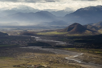 Paysage de la Thessalie avec le P�n�e coulant au milieu.